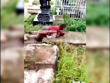 Graveyard Fvcking Læk Video Of Osun Man Pounding Married Woman Funmilayo Raw In Osogbo Cemetery – Caught By Grave Keeper Baba Tunde As Her Hubby Dey Abroad